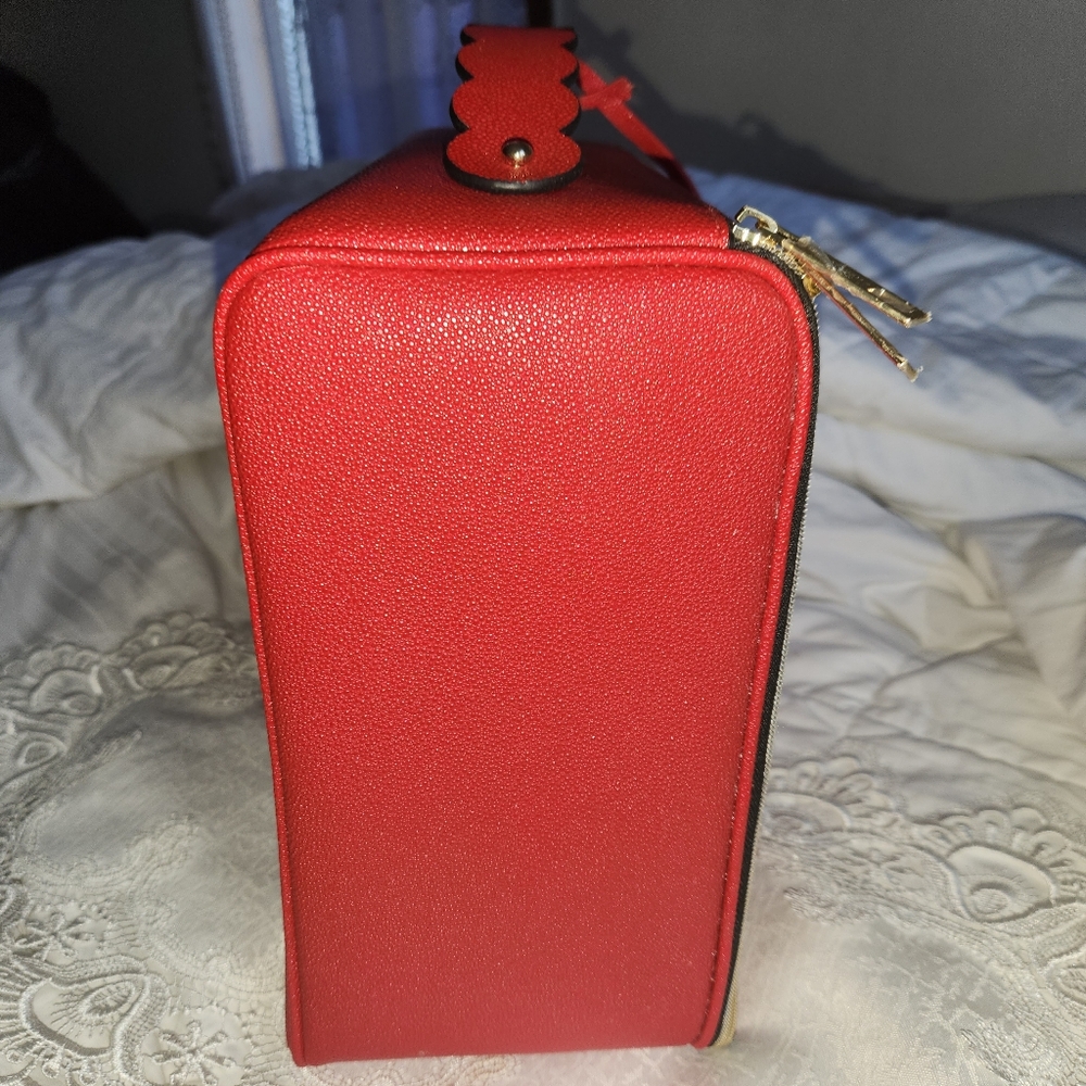 Womens NWOT Red Estee Lauder Travel Bag - Picture 2 of 6